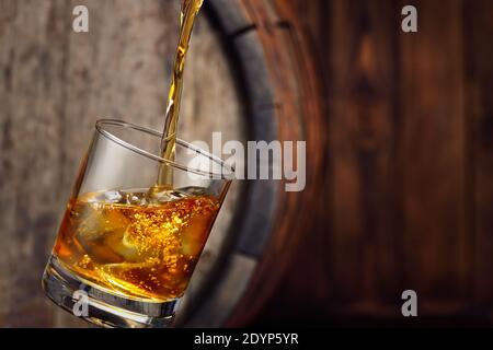 Whiskey in Glas gießen Stockfoto