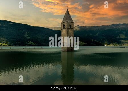 Campanile di Curon Vinschgau oder der Glockenturm von Alt-Graun, Italien. Reschensee, Uhr. Stockfoto