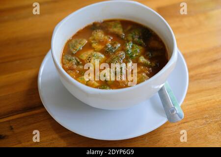 Saure Currysuppe aus Tamarindenpaste mit pflanzlicher Akazie Blätter Omelette Stockfoto