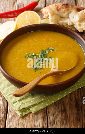 Shorbat ADAS Red Lentil Suppe aus der Nähe in der Schüssel auf dem Tisch. Vertikal Stockfoto