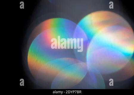 Streulicht, abstraktes Bokeh-Licht. Spiegelung aus Glas oder Schmuck. Defokussiere leuchtende bunte Flecken. Optische irisierende Linse. Stockfoto