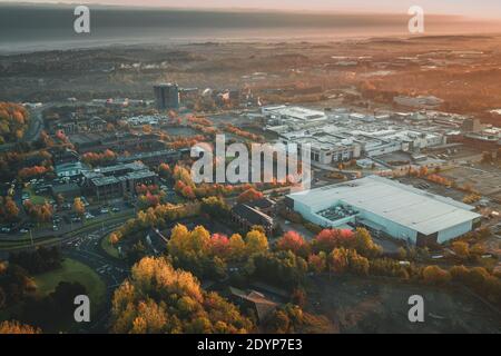 Luftaufnahme über Telford Center am trüben Herbstmorgen in Shropshire, Großbritannien Stockfoto