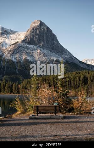 Mount Rundle mit Holzbank auf Rundle Forebay im Herbst bei Canmore, Kanada Stockfoto