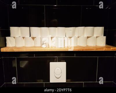 Mehrere Toilettenpapierrollen an einer Wand. Niemand Stockfoto
