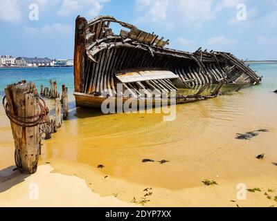 Blick auf ein altes Schiffswrack am Strand. Niemand Stockfoto