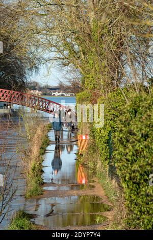 Oxford, Oxfordshire, Großbritannien. 27. Dezember 2020. Spaziergänger müssen den überfluteten Themse-Pfad in Oxford abzweigen. Überschwemmungen in Oxfordshire. Sturm Bella brachte noch mehr Regen nach Oxford und verursachte Überschwemmungen in tief liegenden Gebieten. Viele Menschen sind aus der Ausübung in der Sonne. Kredit: Sidney Bruere/Alamy Live Nachrichten Stockfoto