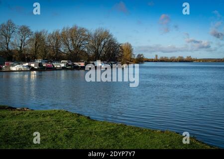 Oxford, Oxfordshire, Großbritannien. 27. Dezember 2020. Überschwemmungen in Oxfordshire. Sturm Bella brachte noch mehr Regen nach Oxford und verursachte Überschwemmungen in tief liegenden Gebieten. Viele Menschen sind aus der Ausübung in der Sonne. Kredit: Sidney Bruere/Alamy Live Nachrichten Stockfoto