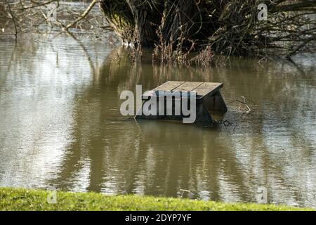 Wolvercote, Oxfordshire, Großbritannien. 27. Dezember 2020. Picknicktische im Wolvercote Common sind überflutet. Überschwemmungen in Oxfordshire. Sturm Bella brachte noch mehr Regen nach Oxfordshire und verursachte Überschwemmungen in tief liegenden Gebieten. Viele Menschen sind aus der Ausübung in der Sonne. Kredit: Sidney Bruere/Alamy Live Nachrichten Stockfoto