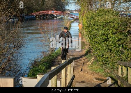 Oxford, Oxfordshire, Großbritannien. 27. Dezember 2020. Radfahrer müssen den überfluteten Themse-Weg in Oxford abzweigen. Überschwemmungen in Oxfordshire. Sturm Bella brachte noch mehr Regen nach Oxford und verursachte Überschwemmungen in tief liegenden Gebieten. Viele Menschen sind aus der Ausübung in der Sonne. Kredit: Sidney Bruere/Alamy Live Nachrichten Stockfoto