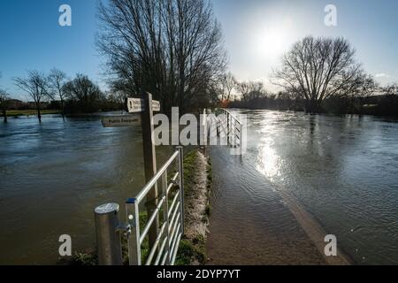 Oxford, Oxfordshire, Großbritannien. 27. Dezember 2020. Fußgängerbrücke auf der Themse Weg in Oxford ist überflutet. Überschwemmungen in Oxfordshire. Sturm Bella brachte noch mehr Regen nach Oxford und verursachte Überschwemmungen in tief liegenden Gebieten. Viele Menschen sind aus der Ausübung in der Sonne. Kredit: Sidney Bruere/Alamy Live Nachrichten Stockfoto