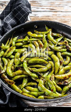 Gedämpfte Edamame-Bohnen, grüne Sojabohnen in einer Pfanne, ostasiatische Küche. Weißer Hintergrund. Draufsicht Stockfoto