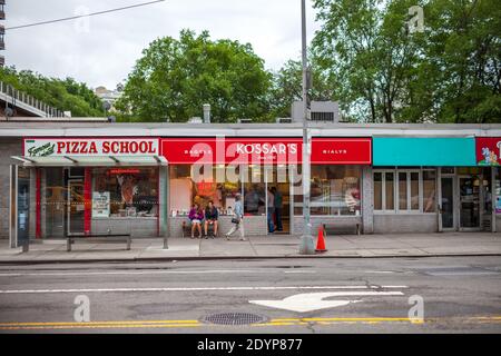 Kossar ist New York City. Die berühmte Institution der Stadt (seit 1936) bereitet koschere Bialys, Bagels, Sandwiches und Babka zu. Stockfoto