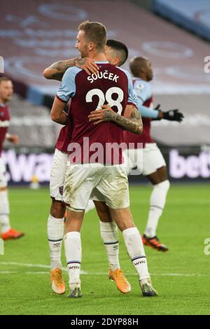 London, Großbritannien. Dezember 2020. Tomáš Souček of West Ham United erzielt 2-2 Punkte und feiert während des Premier League-Spiels zwischen West Ham United und Brighton und Hove Albion am 27. Dezember 2020 im London Stadium, Queen Elizabeth Olympic Park, London, England. Foto von Ken Sparks. Nur redaktionelle Verwendung, Lizenz für kommerzielle Nutzung erforderlich. Keine Verwendung bei Wetten, Spielen oder Veröffentlichungen einzelner Vereine/Vereine/Spieler. Kredit: UK Sports Pics Ltd/Alamy Live Nachrichten Stockfoto