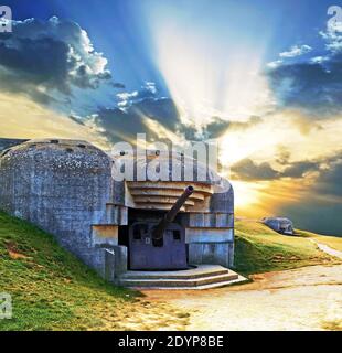 Canon in einem Blockhaus in der Normandie, Reste des Krieges. Frankreich. Stockfoto