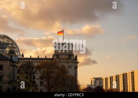 Flagge winkt aus dem Reichstagsgebäude in Mitte Berlin Stockfoto