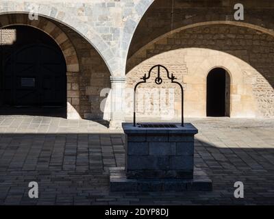 Perpignan ist die Präfektur des Departements Pyrénées-Orientales im Südwesten Frankreichs, in der Ebene von Roussillon, am Fuße der Pyrenäen. Stockfoto