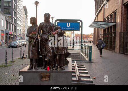 Züge zum Leben Züge zur Todesstatue außerhalb der Friedrichstraße Berlin Mitte Stockfoto