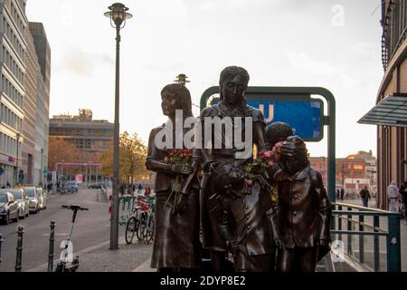 Züge zum Leben Züge zur Todesstatue außerhalb der Friedrichstraße Berlin Mitte Stockfoto