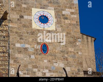 Perpignan ist die Präfektur des Departements Pyrénées-Orientales im Südwesten Frankreichs, in der Ebene von Roussillon, am Fuße der Pyrenäen. Stockfoto