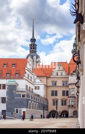 Residenzschloss der Könige von Sachsen in Dresden mit Der Hausmannsturm im Hintergrund Stockfoto