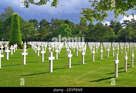 Militärfriedhof in der Nähe der Normandie Landing Memorial, Frankreich. Stockfoto