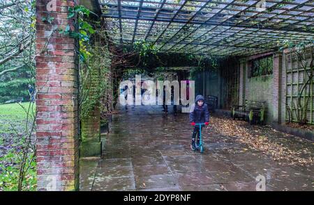 Harrogate, Großbritannien. Dezember 2020. Heftiger Regen, Schnee und Schnee gleichzeitig in den Valley Gardens im Zentrum von Harrogate. Kredit: ernesto rogata/Alamy Live Nachrichten Stockfoto