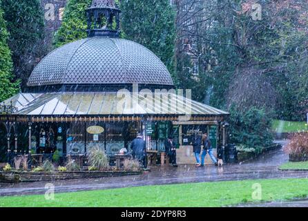 Harrogate, Großbritannien. Dezember 2020. Heftiger Regen, Schnee und Schnee gleichzeitig in den Valley Gardens im Zentrum von Harrogate. Kredit: ernesto rogata/Alamy Live Nachrichten Stockfoto