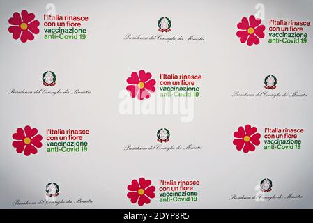 Eine Kulisse mit Primrose-Blumen-Logos, das Symbol der italienischen Impfkampagne COVID-19. Turin, Italien - 27. Dezember 2020 Stockfoto