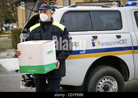 Beginn der Impfung gegen Covid-19, ein Freiwilliger übergibt die Kiste mit dem Coronavirus-Impfstoff von Pfizer, im Krankenhaus Amedeo di Savoia. Turin, Italien Stockfoto