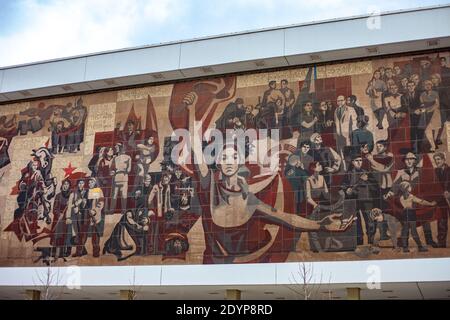 Wandgemälde aus der kommunistischen Ära an der Wand des Kulturpalastes in Dresden. Fotografiert an einem hellen Tag. Stockfoto