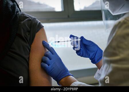 Beginn der Impfung gegen Covid-19 erhält eine Person den Coronavirus-Impfstoff von Pfizer im Krankenhaus Amedeo di Savoia. Turin, Italien - 2. Dezember Stockfoto