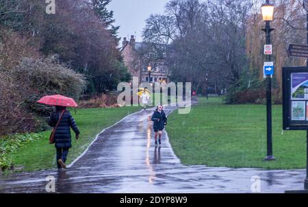 Harrogate, Großbritannien. Dezember 2020. Heftiger Regen, Schnee und Schnee gleichzeitig in den Valley Gardens im Zentrum von Harrogate. Kredit: ernesto rogata/Alamy Live Nachrichten Stockfoto