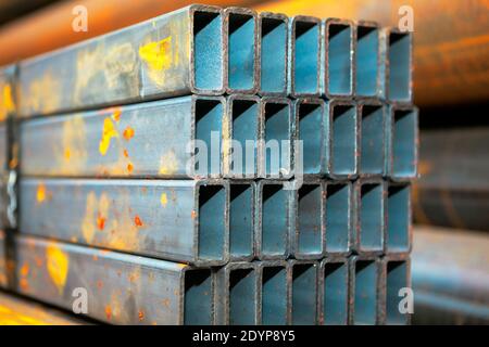 Quadratische Stahlrohre . Hohlprofil Stahl Quadratische Rohre Stockfoto