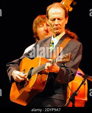 27. Dezember 2020: TONY RICE, einer der führenden Lichter der Bluegrass-Musik seit den 1970er Jahren und 2013 in die Hall of Fame der International Bluegrass Music Association aufgenommen, starb plötzlich am Weihnachtstag. Er war 69 Jahre alt. FILE PICTURE SHOT ON: Jan 30, 2010, Raleigh, North Carolina; USA: Gitarrist TONY RICE of tritt live im Rahmen des Pine Cone Music Festivals auf, das in der Meymandi Concert Hall in der Innenstadt von Raleigh stattfand. (Bild: © Jason Moore/ZUMApress.com) Stockfoto