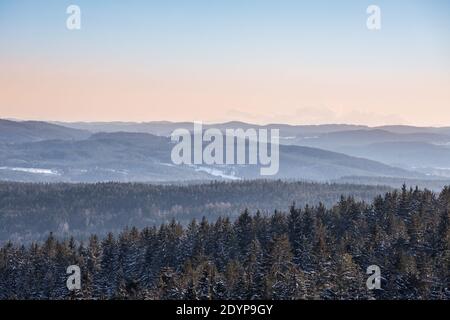 Sonniger Wintertag in den Bergen des Waldviertels, Österreich. Blick auf den Nordwald Stockfoto