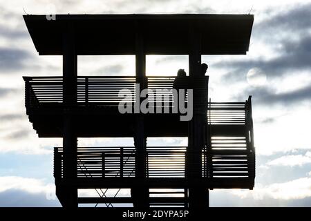 Illmitz: Aussichtsturm auf der Hölle im Nationalpark Neusiedler See–Seewinkel, Sonne hinter Wolken im Neusiedler See, Burgenland, Neusiedler See Stockfoto