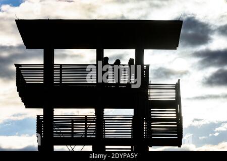 Illmitz: Aussichtsturm auf der Hölle im Nationalpark Neusiedler See–Seewinkel, Sonne hinter Wolken im Neusiedler See, Burgenland, Neusiedler See Stockfoto