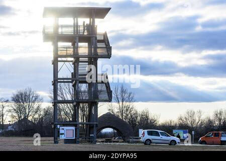 Illmitz: Aussichtsturm auf der Hölle im Nationalpark Neusiedler See–Seewinkel im Neusiedler See, Burgenland, Österreich Stockfoto