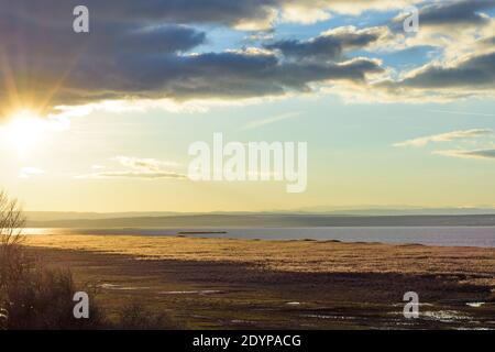 Illmitz: Blick westlich des Neusiedler Sees und der Alpen vom Aussichtsturm bei Hölle im Nationalpark Neusiedler See–Seewinkel im Neusiedler See (L Stockfoto