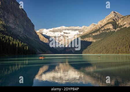 Rote Kanufahrt durch Lake Louise Kanada Stockfoto