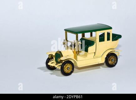 Spielzeug Diecast Modellauto 1910 Benz Limousine Y3 ein Matchbox von Lesney mit weißem Hintergrund. Stockfoto