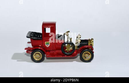 Spielzeug Diecast Modellauto 1912 Packard Landaulet ein Matchbox von Lesney mit weißem Hintergrund. Stockfoto