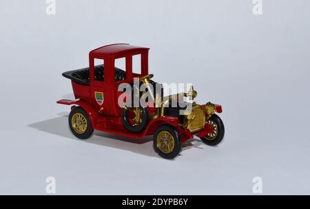 Spielzeug Diecast Modellauto 1912 Packard Landaulet ein Matchbox von Lesney mit weißem Hintergrund. Stockfoto