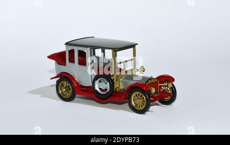 Spielzeug Diecast Modellauto 1912 Rolls Royce ein Matchbox von Lesney mit weißem Hintergrund. Stockfoto