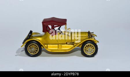 Spielzeug Diecast Modell Auto 1913 Cadillac ein Matchbox-Produkt von Lesney mit weißem Hintergrund. Stockfoto