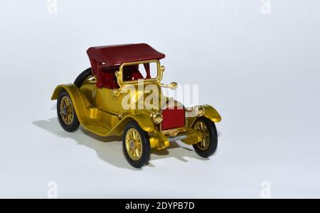 Spielzeug Diecast Modell Auto 1913 Cadillac ein Matchbox-Produkt von Lesney mit weißem Hintergrund. Stockfoto