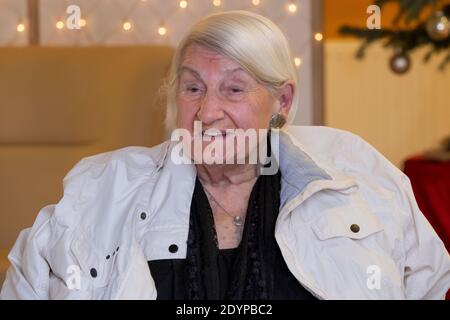 Gertrud Vogel,(92 Jahre) Pflegeheim im Riehl Seniorenheim, war die erste Person in Köln, die gegen COVID geimpft wurde Stockfoto