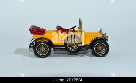 Spielzeug-Diecast-Modell einer Yellow 1911 Daimler A Matchbox Gestern Produkt von Lesney mit weißem Hintergrund Stockfoto