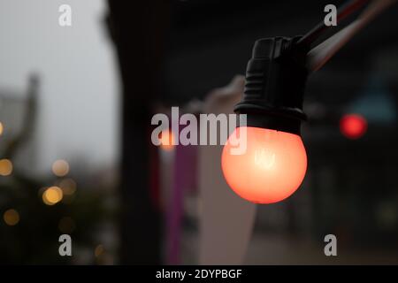 Weihnachtsbeleuchtung im Freien mit unfokusserem Hintergrund Stockfoto
