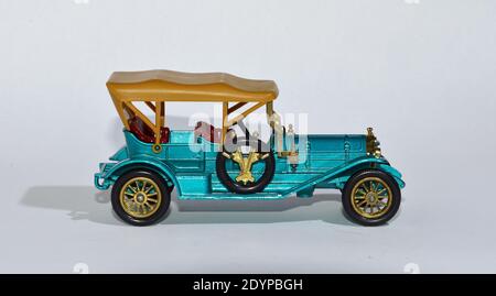 Spielzeug Diecast Modellauto 1909 Thomas Flyüber ein Matchbox-Produkt von Lesney mit weißem Hintergrund. Stockfoto